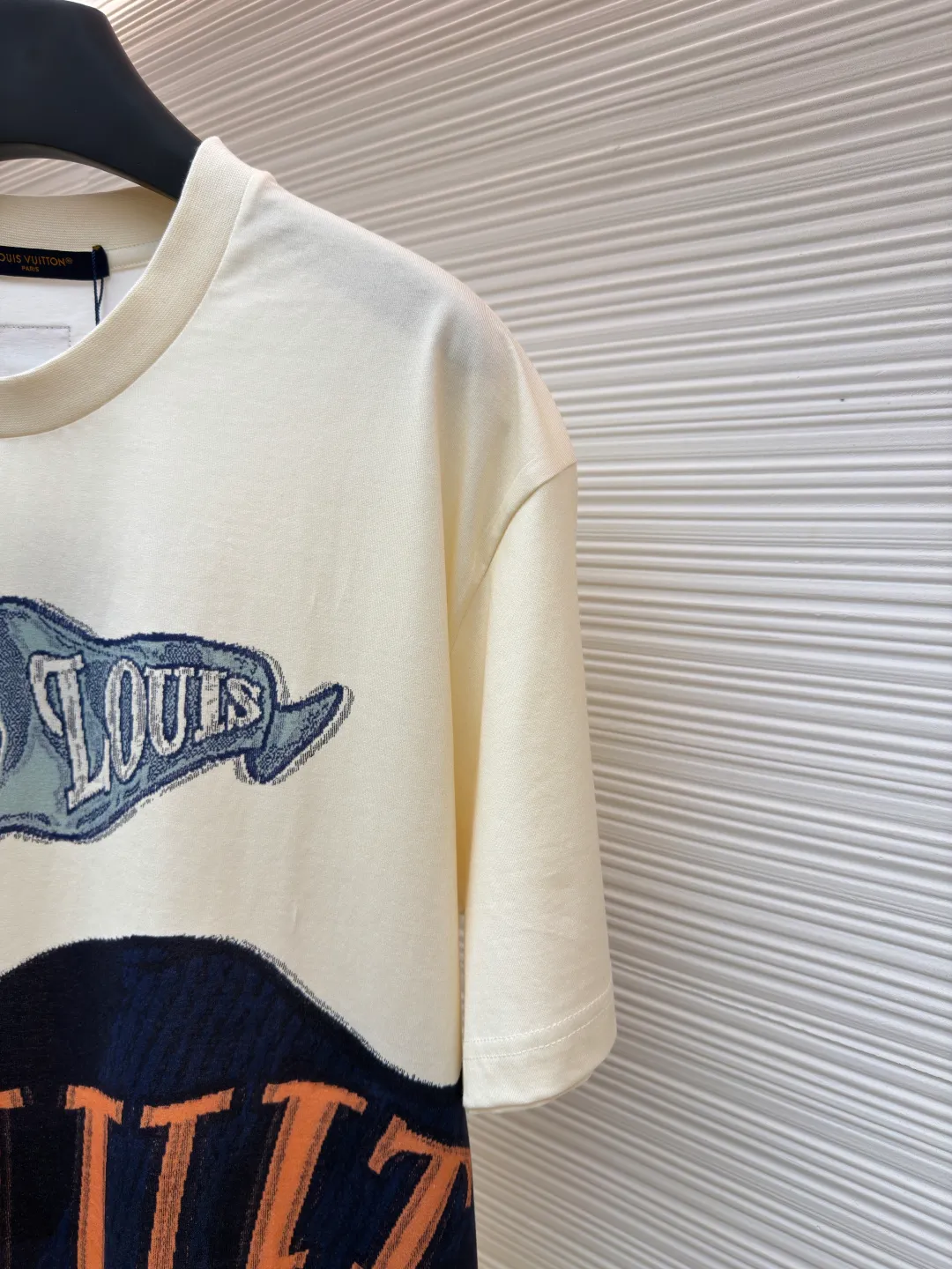 LOUIS VUITTON letter printed short-sleeved T-shirt ●Original version: purchased and developed by 10070 ●Item number: 1680688-A35 ●Fabric: pure cotton double yarn fabric ●Technology: printing production ●Version: fitted version ●Weight: about 205 grams ●Size: XS-S-M-L ●Description: The fabric is made of 220 grams pure cotton double yarn fabric It is soft and skin-friendly, highly breathable, and the positioning cutting process oversizes the loose and large version, making the upper body very slimming. The overall wiring is straight and delicate, the fabric is comfortable and soft, and the color is consistent without color difference. It can be matched with the same style to create a fashionable look and control various occasions. Customized accessories, complete with three standards, same style for men and women!